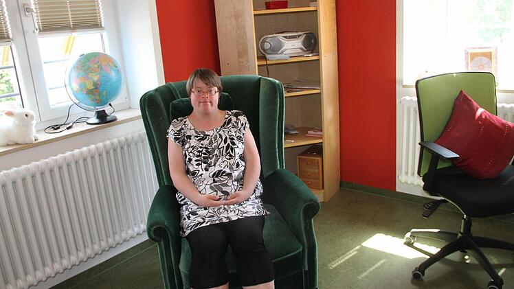 Ein grüner Sessel zum Einzug für Bewohnerin Lena Feik.