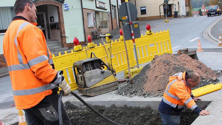 Voll gesperrt ist derzeit die Kulmbacher Straße in Thurnau für Bauarbeiten am Gasnetz. Foto: Katharina Müller-Sanke
