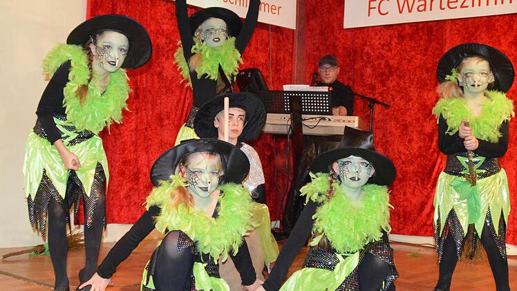 Gleich zum Auftakt beim Fasching des FC Poppenlauer wurde es magisch: Die Zuschauer ließen sich von einem Hexentanz begeistern.   Foto: Annette Warmuth