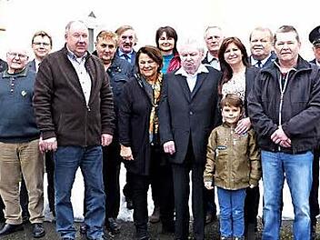 Jubilar Karl Herzog (Neunter von rechts) mit Bürgermeister Alfred Kolenda (Sechster von links) im Kreise der Familie und Gratulantenschar Foto: Klaus-Peter Wulf