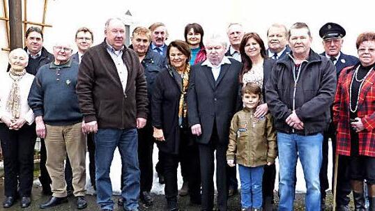 Jubilar Karl Herzog (Neunter von rechts) mit Bürgermeister Alfred Kolenda (Sechster von links) im Kreise der Familie und Gratulantenschar Foto: Klaus-Peter Wulf