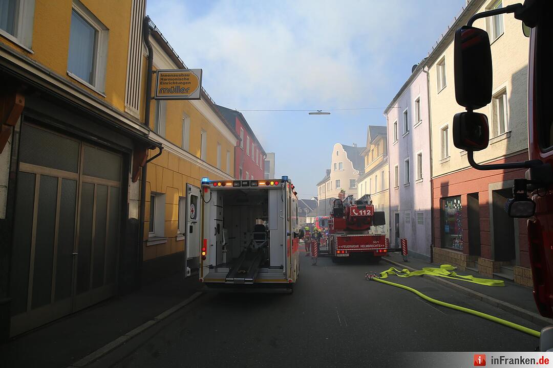Sieben Verletzte bei Wohnhausbrand im Kreis Hof– 34-Jährige schwebt in Lebensgefahr