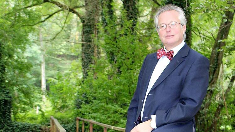 Der Enkel von Carola Dunkel aus der Schneidmühle in Römershag, Ulrich Kuther, versucht die Geschichte am Leben zu halten. Der Steg ist heute noch das letzte Überbleibsel der Mühle. Foto: Julia Raab