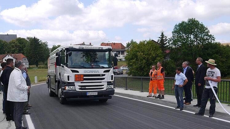 Platz da: Vor dem offiziellen Akt der Verkehrsfreigabe machten die Ehrengäste erst mal einem Lkw Platz.Berthold Köhler