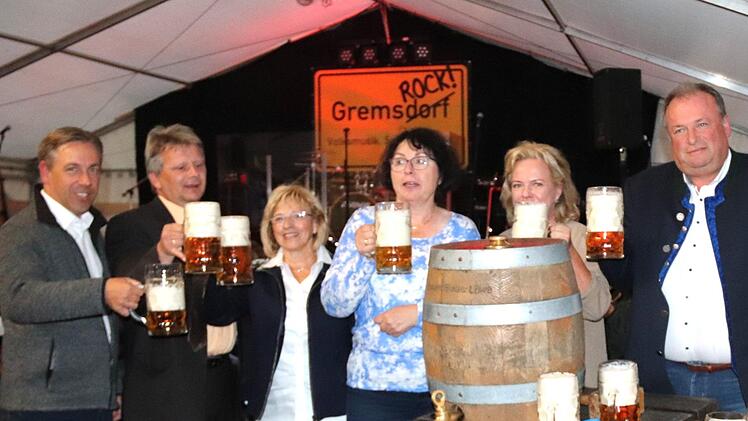 Die Landtagswahl lässt grüßen: Landrat Alexander Tritthart, Gremsdorfs Bürgermeister Norbert Walter, 3. Bürgermeisterin Renate Engelhard, Kreisrätin Ute Salzner (CSU), MdL Alexandra Hiersemann (SPD), MdL Walter Nussel (CSU).