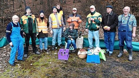 Nach getaner Arbeit: Die Helfer des Bundes Naturschutz Ebern schlossen die Aufbauarbeiten am Zaun mit einer Brotzeit ab.  Foto: Kurt Langer