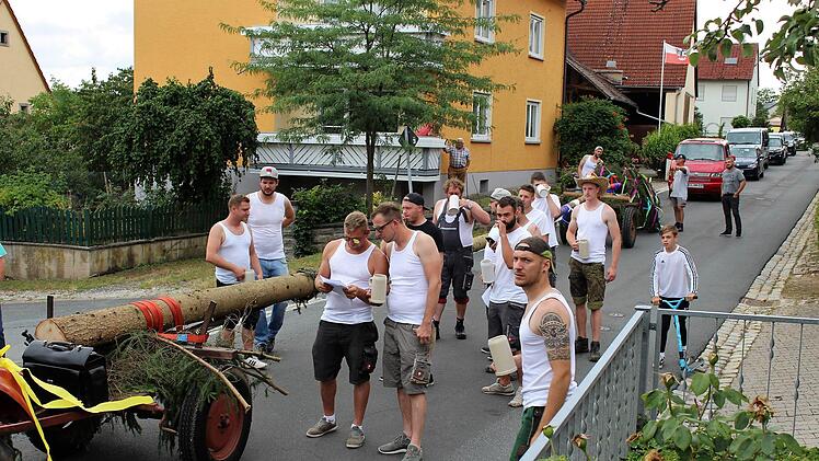 ...  um zu den Klängen der Blaskapelle Zentbechhofen die alten fränkischen Kerwasliedla zu singen.