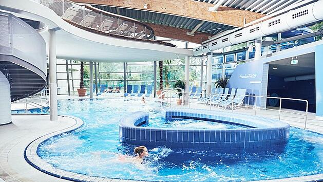 Die Fackelmann Therme in Hersbruck bietet nicht nur einen sch&ouml;nen Ausblick auf das N&uuml;rnberger Land, sondern auch heilendes Thermalwasser. Foto: Therme Fackelmann