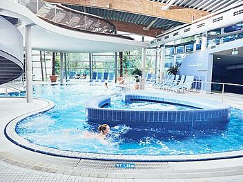 Die Fackelmann Therme in Hersbruck bietet nicht nur einen schönen Ausblick auf das Nürnberger Land, sondern auch heilendes Thermalwasser. Foto: Therme Fackelmann