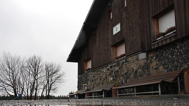 Seit mehreren Monaten regnet es h&auml;ufig. Im Bild eine Pf&uuml;tze vor der Kissinger H&uuml;tte. Foto: Johannes Schlereth