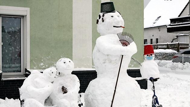 Ein gro&szlig;er Schneemann steht direkt am K&ouml;delberg (Bild rechts), und in Nurn baute Anna Deuerling an der Hauptdurchfahrtsstra&szlig;e gleich eine ganze Schneemann-Familie auf (Bild links). Fotos: Michael Wunder