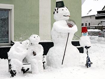Ein großer Schneemann steht direkt am Ködelberg (Bild rechts), und in Nurn baute Anna Deuerling an der Hauptdurchfahrtsstraße gleich eine ganze Schneemann-Familie auf (Bild links). Fotos: Michael Wunder