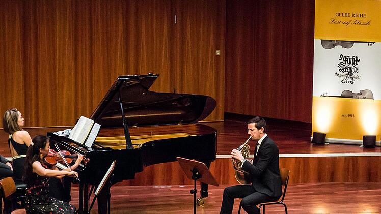 Die Pianistin Kyoko Frank, die Geigerin Megumi Ideka und der Hornist Jonathan Baur beeindruckten das Publikum im Coburger Kongresshaus.