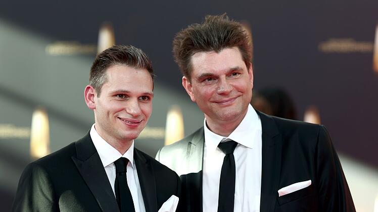 Lutz van der Horst (rechts), hier mit "heute-show"-Kollege Fabian Köster, hat über sein schwieriges Verhältnis zu Alkohol gesprochen.