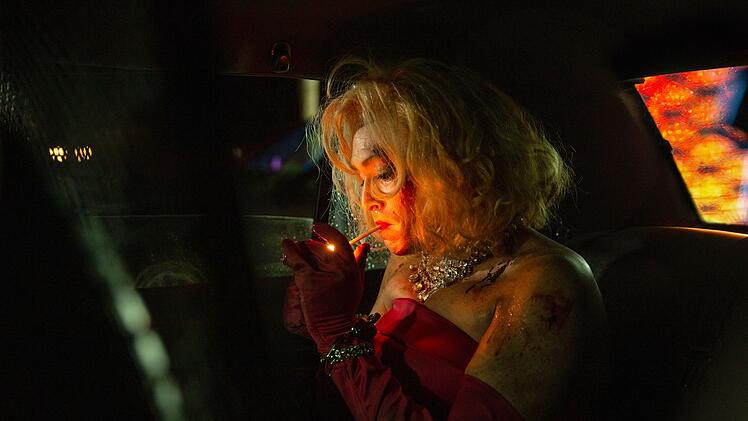 Als Doug (Caleb Landry Jones) festgenommen wird, tr&auml;gt er Drag: Sein Outfit erinnert an Marilyn Monroe.