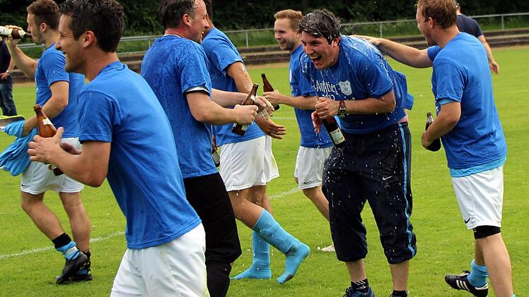 Nach dem 2:1-Sieg und dem Aufstieg in die Kreisklasse kam Sulzfelds Trainer Christoph Wich um eine Bierdusche nicht herum. Foto: Thomas