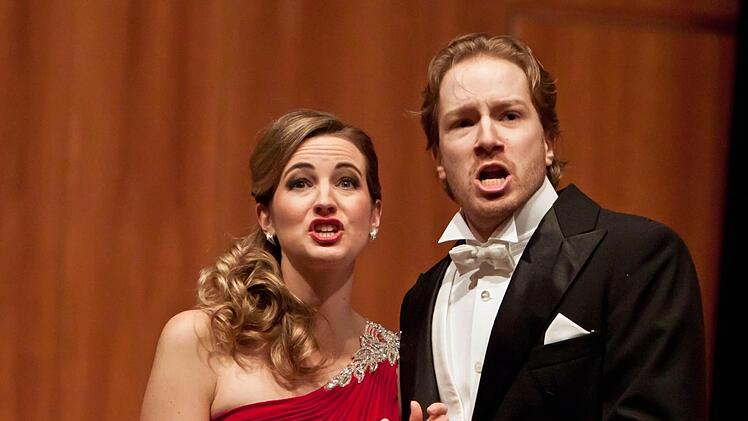 Schwärmerische Klänge: Julia Klein als Valencienne und David Zimmer als Camille de Rossilon verzaubern das Publikum.