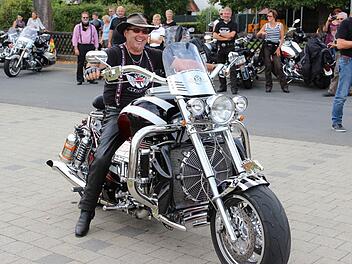 Mit breitem Grinsen sitzt Organisator Helmunt Wichert auf seiner Maschine.  Fotos: Erlwein