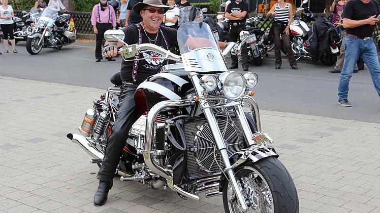 Mit breitem Grinsen sitzt Organisator Helmunt Wichert auf seiner Maschine.  Fotos: Erlwein