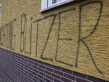 Sieben Meter lang und einen Meter hoch ist der Schriftzug "Achtung Blitzer" auf einem Wohnhaus in Bug. Auch ein Messgerät wurde dazu gemalt. Foto: Matthias Hoch