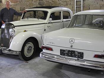 Bernhard Fischenich, einst Chef bei FTE und jetzt Kfz-Sachverständiger, mit zwei seiner vielen Mercedes-Oldtimer. Fotos: Ralf Kestel