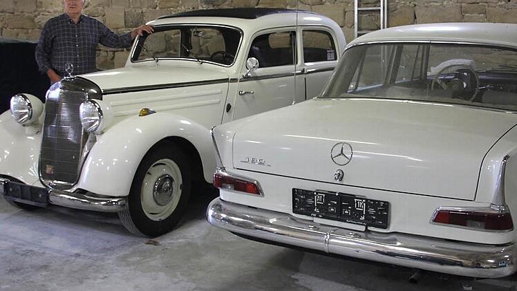 Bernhard Fischenich, einst Chef bei FTE und jetzt Kfz-Sachverständiger, mit zwei seiner vielen Mercedes-Oldtimer. Fotos: Ralf Kestel