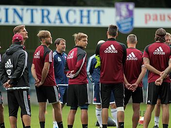Ungewohntes Bild: Zweitliga-Fußballer sieht man derzeit eher selten in Bamberg. Die Club-Profis absolvieren derzeit ein Kurztrainingslager auf dem Gelände des FC Eintracht. Fotos: sportpress
