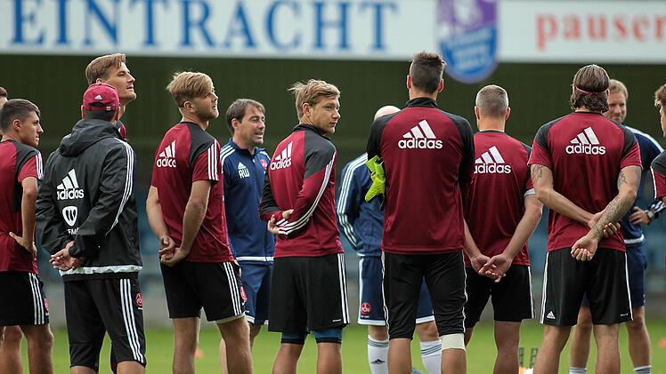 Ungewohntes Bild: Zweitliga-Fußballer sieht man derzeit eher selten in Bamberg. Die Club-Profis absolvieren derzeit ein Kurztrainingslager auf dem Gelände des FC Eintracht. Fotos: sportpress