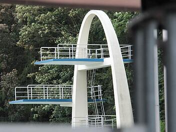 Noch immer wird auf das Gutachten des Instituts für Rechtsmedizin zu den Todessprüngen im Kulmbacher Freibad gewartet. Foto: Jürgen Gärtner