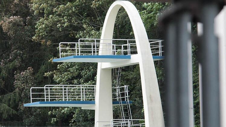 Noch immer wird auf das Gutachten des Instituts für Rechtsmedizin zu den Todessprüngen im Kulmbacher Freibad gewartet. Foto: Jürgen Gärtner