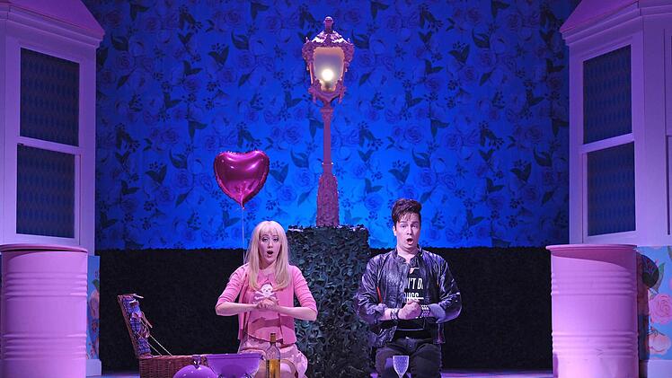 Szene aus der Neuinszenierung von Otto Nicolais "Die lustigen Weiber von Windsor" am Landestheater Coburg. Foto: Andrea Kremper