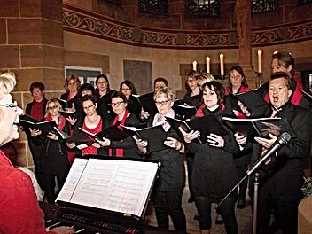 Zehn Jahre alt ist der Chor Voices of Light, der von Christine Kettler-Pohl (links) geleitet wird Foto: Helmut Will