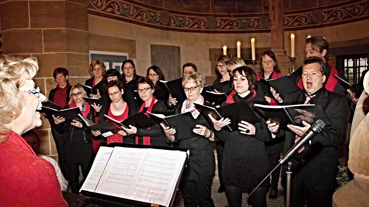 Zehn Jahre alt ist der Chor Voices of Light, der von Christine Kettler-Pohl (links) geleitet wird Foto: Helmut Will