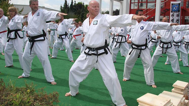 Zum Jubiläum der Schule standen 50 Sportler auf der Bühne, und viele Kampfkunst-Sportler aus ganz Deutschland reisten an.