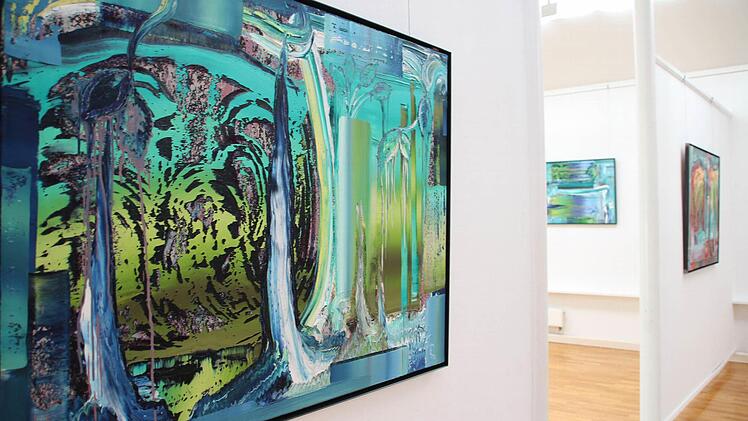 Links im Bild das Chaos, rechts die Erlösung - Brixys Bilder im Kunstverein Coburg sind von Gegensätzlichkeit und Abstraktion geprägt.Foto: Nelly Ritz