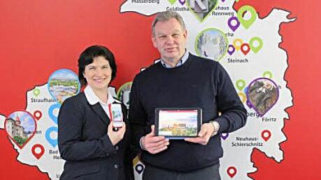 Gesch&auml;ftsf&uuml;hrer Michael Amthor und Projektmanagerin Ivonne S&uuml;tterlin stellen die neue Webseite vor.  &copy; Tourismusregion Coburg.Rennsteig