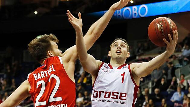 Szene aus dem Pokalfinale in M&uuml;nchen: Bambergs Fabien Causeur (rechts) setzt sich gegen Danilo Barthel durch. Am Sonntagabend sind die Bamberger wieder beim FC Bayern zu Gast. Foto: Daniel L&ouml;b/Archiv