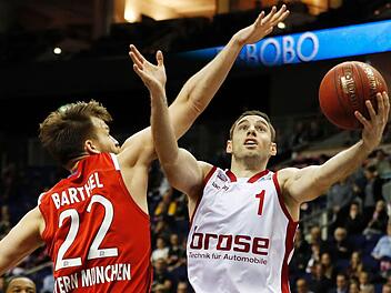 Szene aus dem Pokalfinale in M&uuml;nchen: Bambergs Fabien Causeur (rechts) setzt sich gegen Danilo Barthel durch. Am Sonntagabend sind die Bamberger wieder beim FC Bayern zu Gast. Foto: Daniel L&ouml;b/Archiv