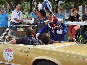 Prinzregent Luitpold (Peter Krug) in der blauen Uniform und Kaiserin Auguste Victoria (Karin Matthes, daneben) begrüßen die Fahrer beim Concour d'Elegance, dahinter die Jury. Foto: Sigismund von Dobschütz