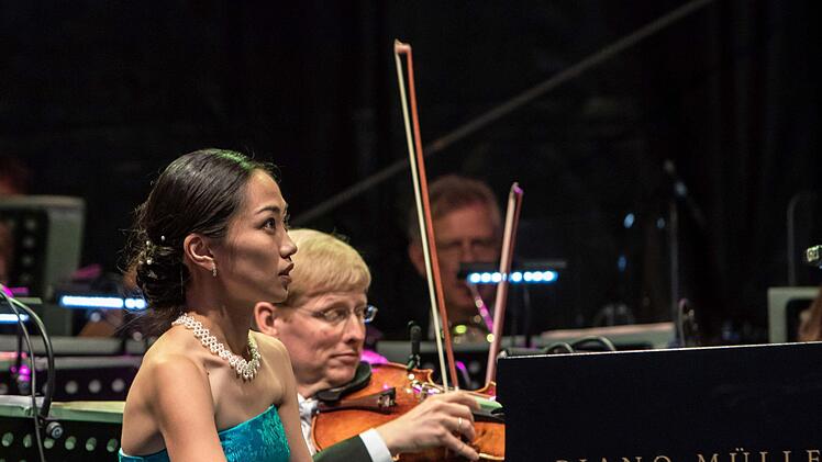 Impressionen vom Coburger Klassik-Open-Air im Rosengarten mit dem Philharmonischen Orchester des Landestheaters: Kyoko Frank beeindruckte als Solistin in Edvard Griegs Klavierkonzert.Foto: Jochen Berger