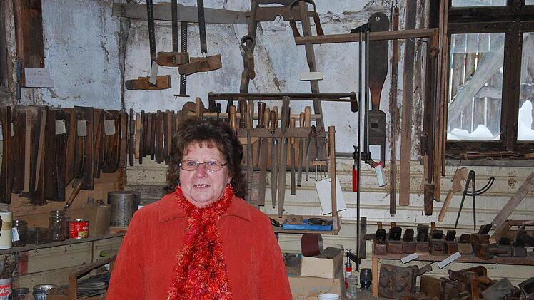 Waltrud Diez vor dem Abbau der Büttnerei im November 2012. Foto: Norbert Schmitt/Archiv