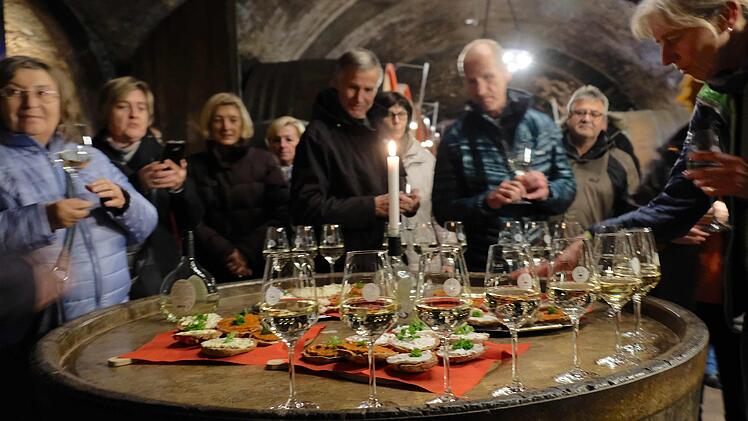 Im Weinkeller des Roten Schlosses waren die Gläser mit dem Silvaner-Wein schon gefüllt. Gerd Schaar