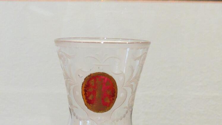 Der Pokal mit Eglomisé-Medaillon - Vorbild für die Kunstwerke der Dritt- und Viertklässler. Doris Bauer