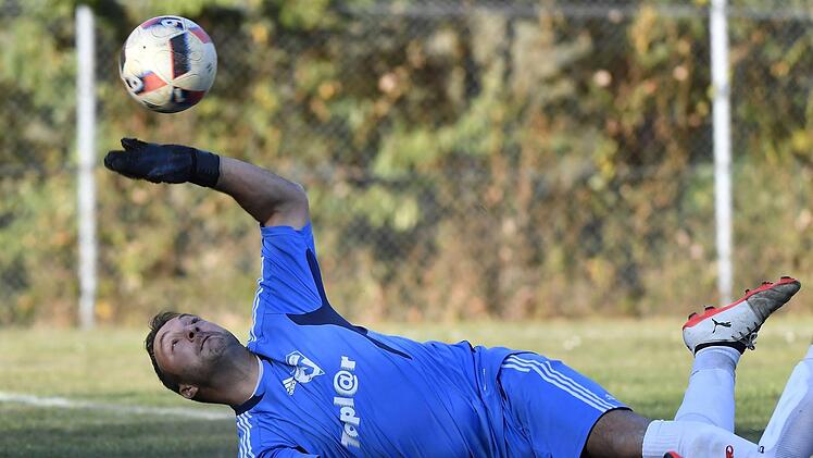 Varieté in der Halbzeitpause? Bammersdorfs Keeper Jörg Jendrysczyk macht eine gute Figur. Foto: Sportfoto Zink
