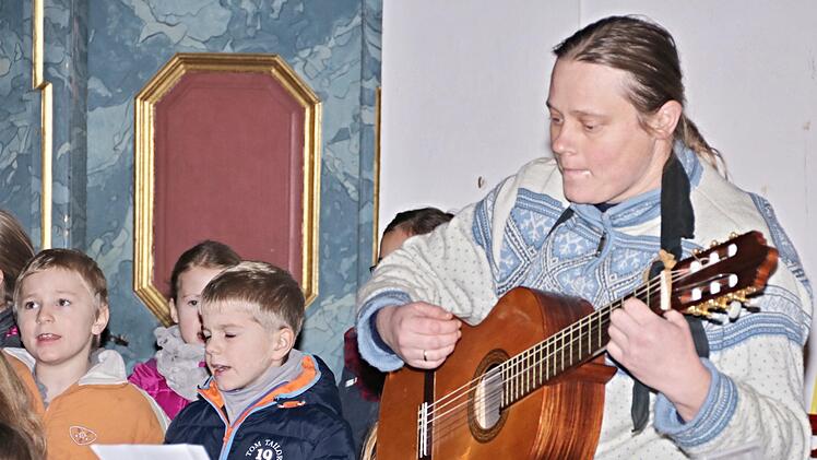 Pfarrerin Sonja von Aschen begleitete mit ihrer Gitarre die gesungenen Weihnachtswünsche der Grundschulkinder.Helmut Will