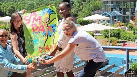 Sie freuen sich schon auf das gemeinsame Samba-Festival (von links): Rolf Beyersdorf, Nadine Michel, Marketing ThermeNatur, Nini Beyersdorf, k&uuml;nstlerische Leiterin des Samba-Festivals, und Stine Michel  Foto: Ramona Stegner