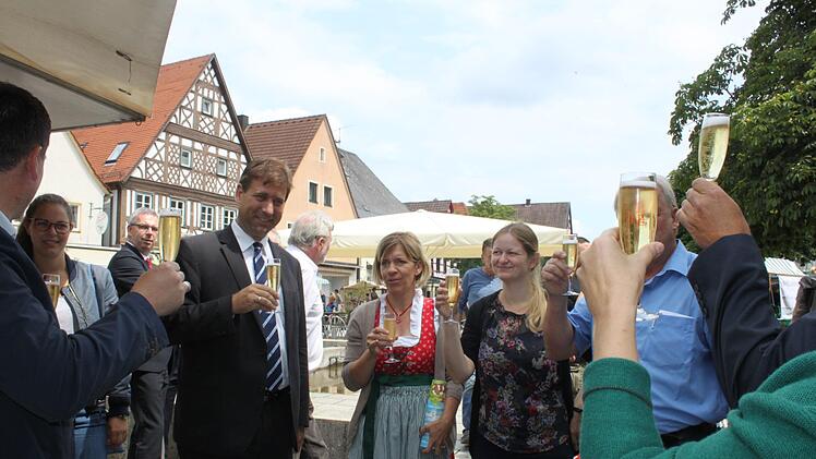 Anstoßen mit Schaumwein Foto: Carmen Schwind