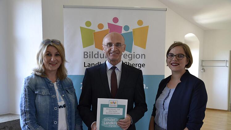 Schulrätin Susanne Vodde, Landrat Wilhelm Schneider und Bildungskoordinatorin Anja Güll mit der im Sommer 2019 eingereichten Bewerbungsmappe zur "Digitalen Bildungsregion" Foto: Katja Then/LRA Haßberge