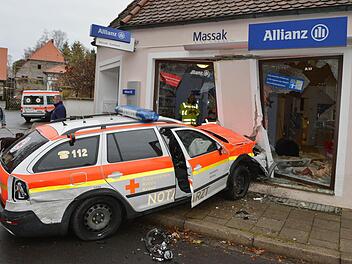 Der Notarztwagen rammte genau das Stück Hauswand, das die beiden Schaufenster teilt. Fotos: Ronald Rinklef