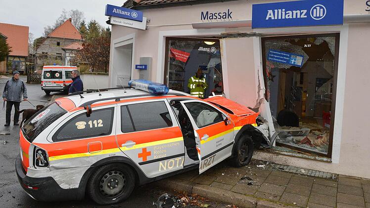 Der Notarztwagen rammte genau das Stück Hauswand, das die beiden Schaufenster teilt. Fotos: Ronald Rinklef